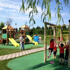 Alcuni bambini giocano in un parco Primo Sport 0246