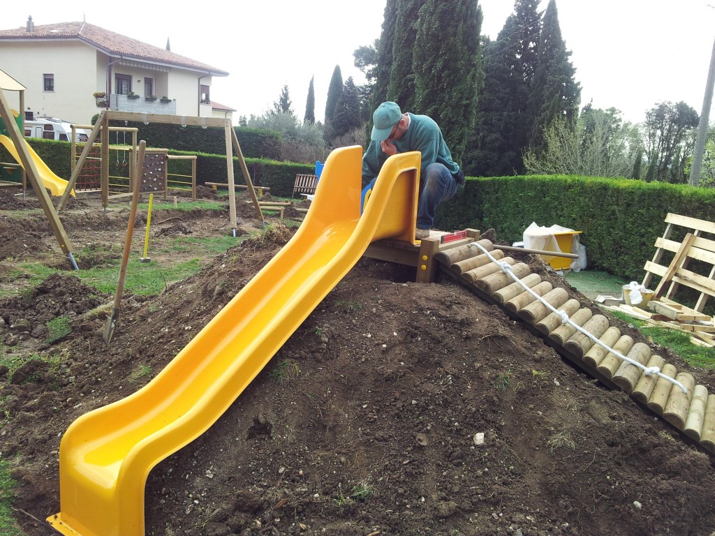 I primi lavori al parco giochi PRIMO SPORT 0246 della scuola dell’infanzia “Angeli custodi” di Gargagnago (VR).