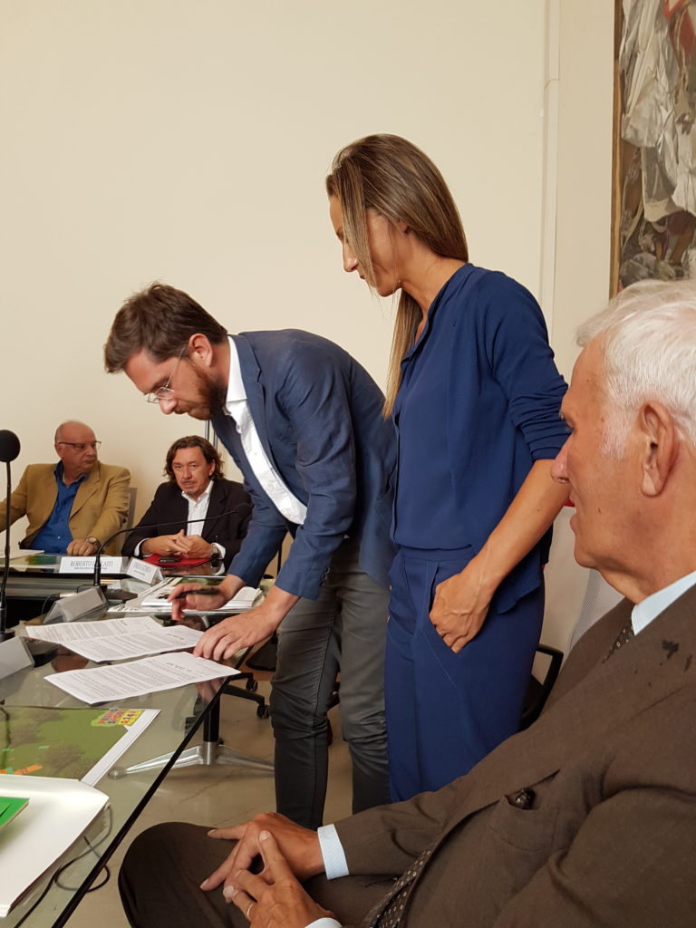 Un momento della firma dellaccordo tra Comune di Bologna e Laboratorio 0246 per la costruzione del parco Primo Sport 0246 (Bologna, 25/9/2016)