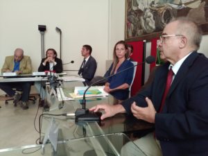 Un momento della firma dellaccordo tra Comune di Bologna e Laboratorio 0246 per la costruzione del parco Primo Sport 0246 (Bologna, 25/9/2016)