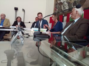 Un momento della firma dellaccordo tra Comune di Bologna e Laboratorio 0246 per la costruzione del parco Primo Sport 0246 (Bologna, 25/9/2016)