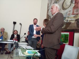 Un momento della firma dellaccordo tra Comune di Bologna e Laboratorio 0246 per la costruzione del parco Primo Sport 0246 (Bologna, 25/9/2016)