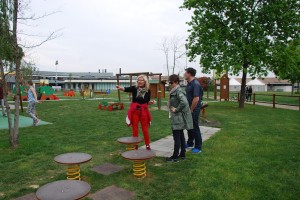 Prof. Sigmundsson e prof. Haga, assieme a Patrizia Tortella, in visita al parco giochi Primo Sport 0246 della Ghirada di Treviso