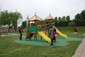 Prof. Sigmundsson e prof. Haga, assieme a Patrizia Tortella, in visita al parco giochi Primo Sport 0246 della Ghirada di Treviso